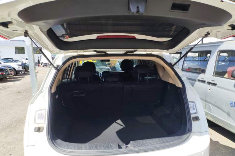 Used Baojun 560 2015 1.8L manual Comfort trim level Trunk