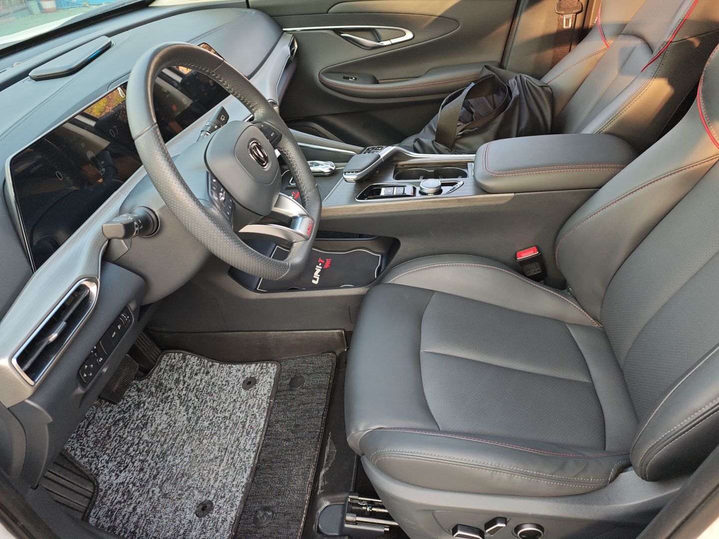 Переднее сиденье в автомобиле