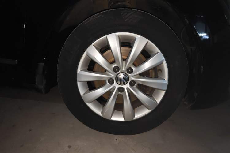 Used Volkswagen Passat 2013 1.8TSI DSG Prestige Edition Right Front Wheel Hub
