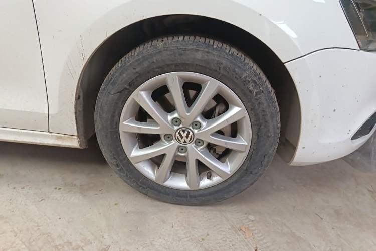 Used Volkswagen Sagitar 2012 1.4TSI Automatic Luxury Edition Right Front Wheel Hub