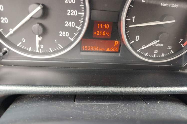 Used BMW X1 2010 sDrive18i Luxury Model Odometer Close Up