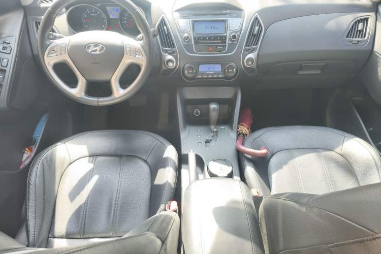 Used Hyundai ix35 2012 2.0L Automatic Two-Wheel Drive Elite Edition GLS Center Console