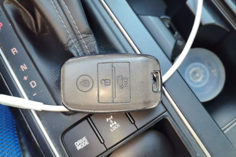 Used Kia Sorento 2015 Sorento L 2.4L Gasoline 4WD Elite Edition 5 Seats China V Emission Standard Vehicle Key