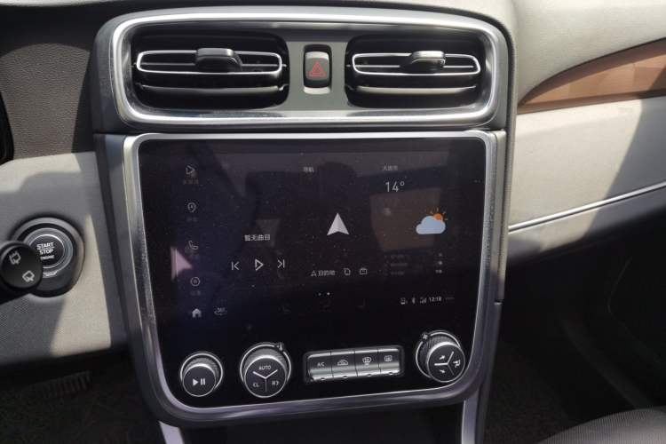 Used Lynk & Co 01 2019 2.0T Two-Wheel-Drive Pro Version China VI Standard Audio And AC Panel