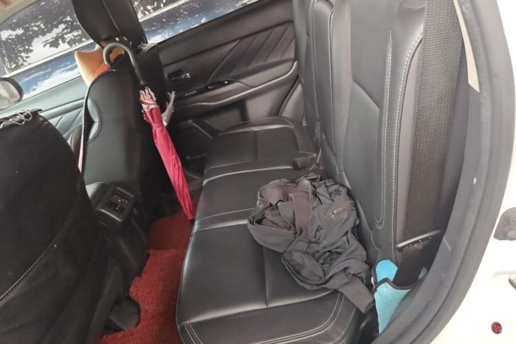 Used Mitsubishi Outlander 2019 2.0L Two-Wheel Drive Comfort Edition 7-Seater China VI Standard