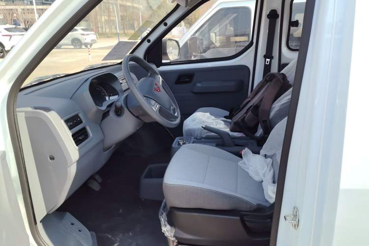 Used Wuling Yangguang 2024 300KM Comfort Version Passenger Van 75kW Left Front Seat