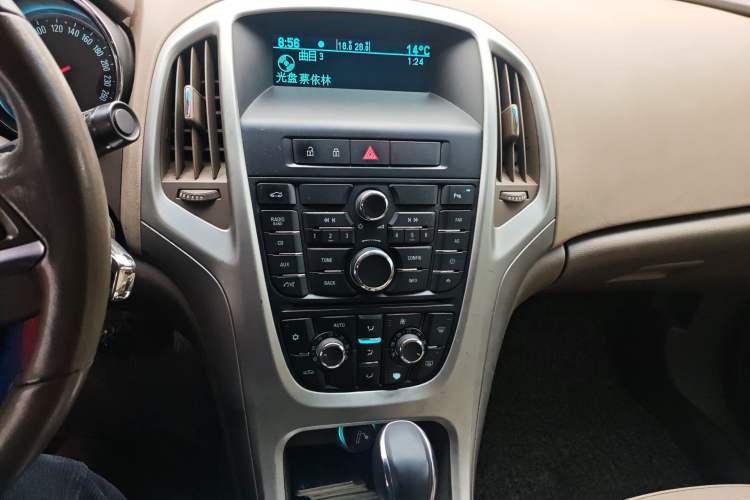 Used Buick GT 2010 GT 1.6L Automatic Fashion Edition Audio And AC Panel