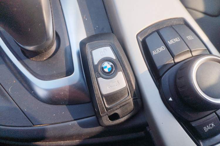 Used BMW 3 Series 2015 320i Luxury Line Stylish Edition Vehicle Key