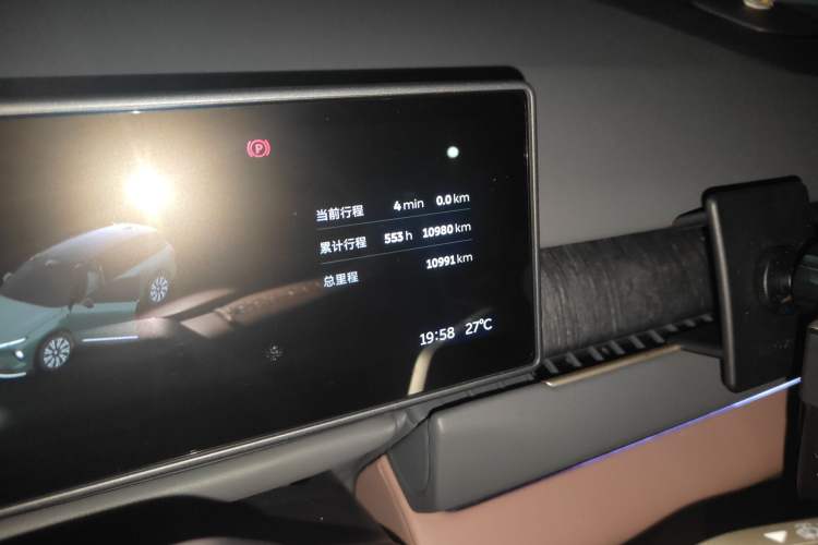 Used Nio ES8 2024 75 kWh Odometer Close Up