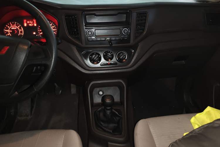 Used Wuling Hongguang V 2022 1.5L Jingqu Edition Electric-Assist LAR Audio And AC Panel