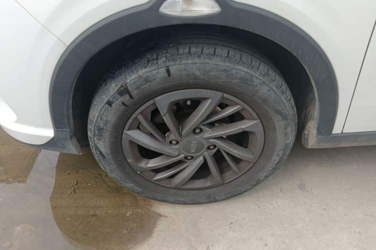 Used NETA V 2021 Standard Range Entertainment Edition Left Front Wheel Hub