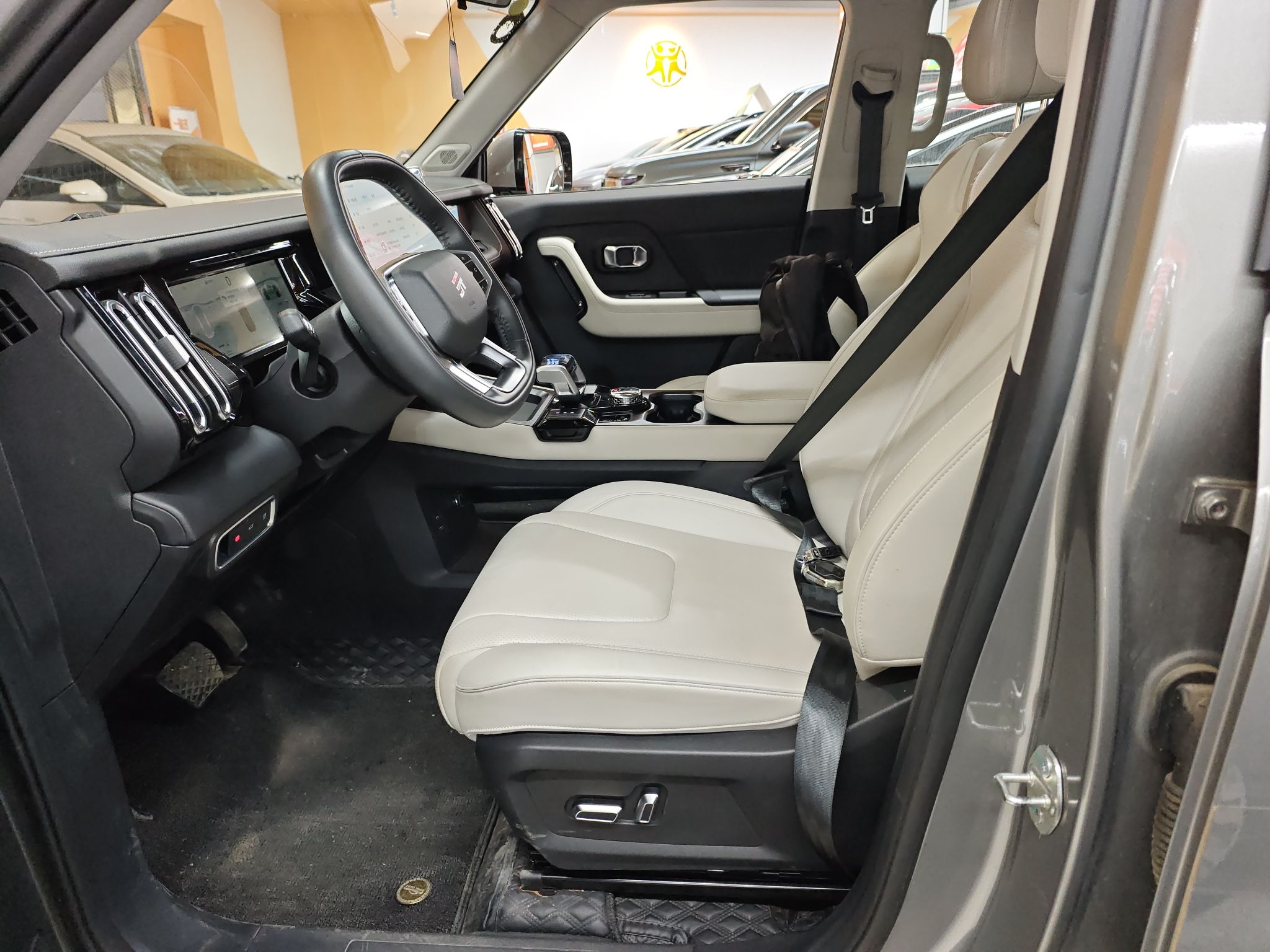 المقاعد الأمامية داخل السيارة