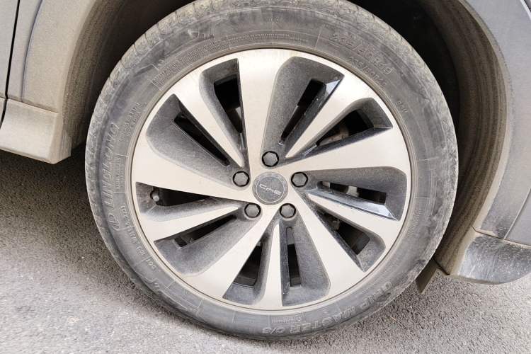 Used BYD Song PLUS New Energy 2023 Champion Edition EV 520KM Prestige Model Right Front Wheel Hub