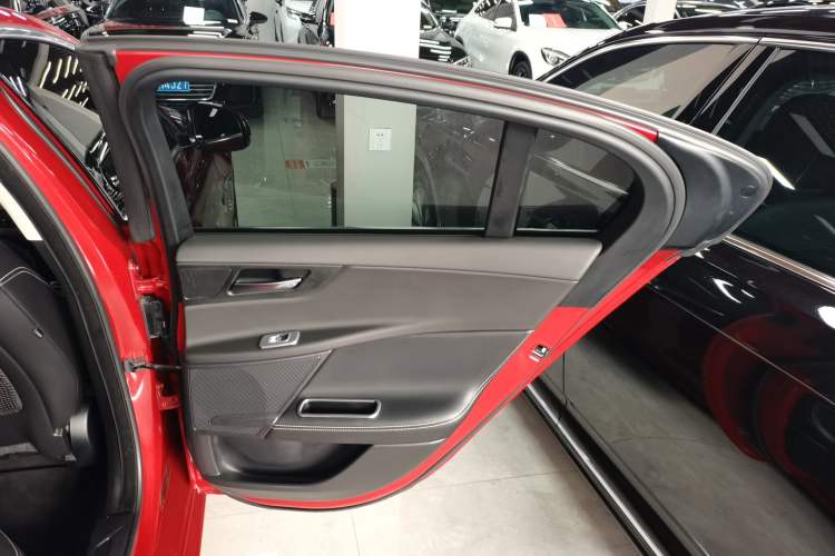 Used Jaguar XE 2017 2.0T 200 PS R-Sport
