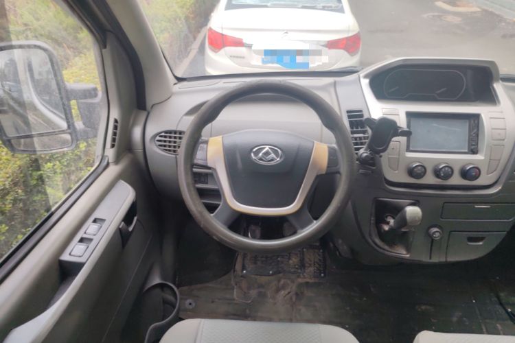 Used SAIC MAXUS Xintu V80 2016 2.5T Manual Aoyuntong National IV Short Wheelbase Mid-Roof 6-Seater Steering Wheel