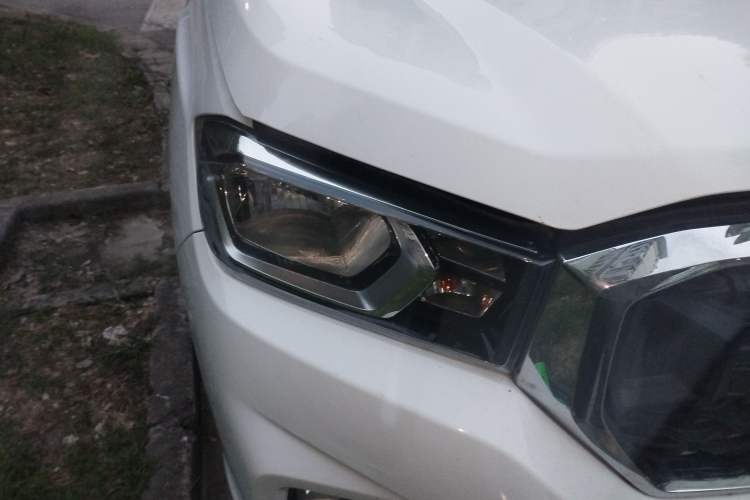 Used SAIC MAXUS T70 2021 2.0T Facelift Diesel Manual Two-Wheel Drive Entry-Level Version with Long Bed and High Ground Clearance
