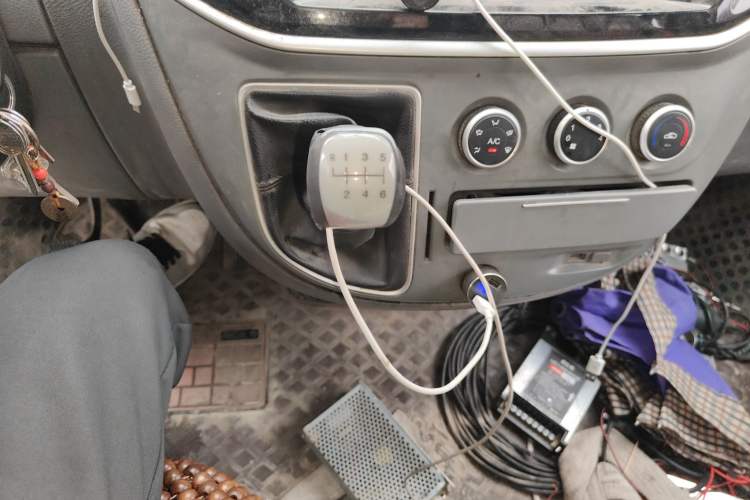 Used SAIC MAXUS Xintu V80 2019 2.5T Classic Model 6-Speed Manual Aotong Long Wheelbase Mid-Height 7-Seater