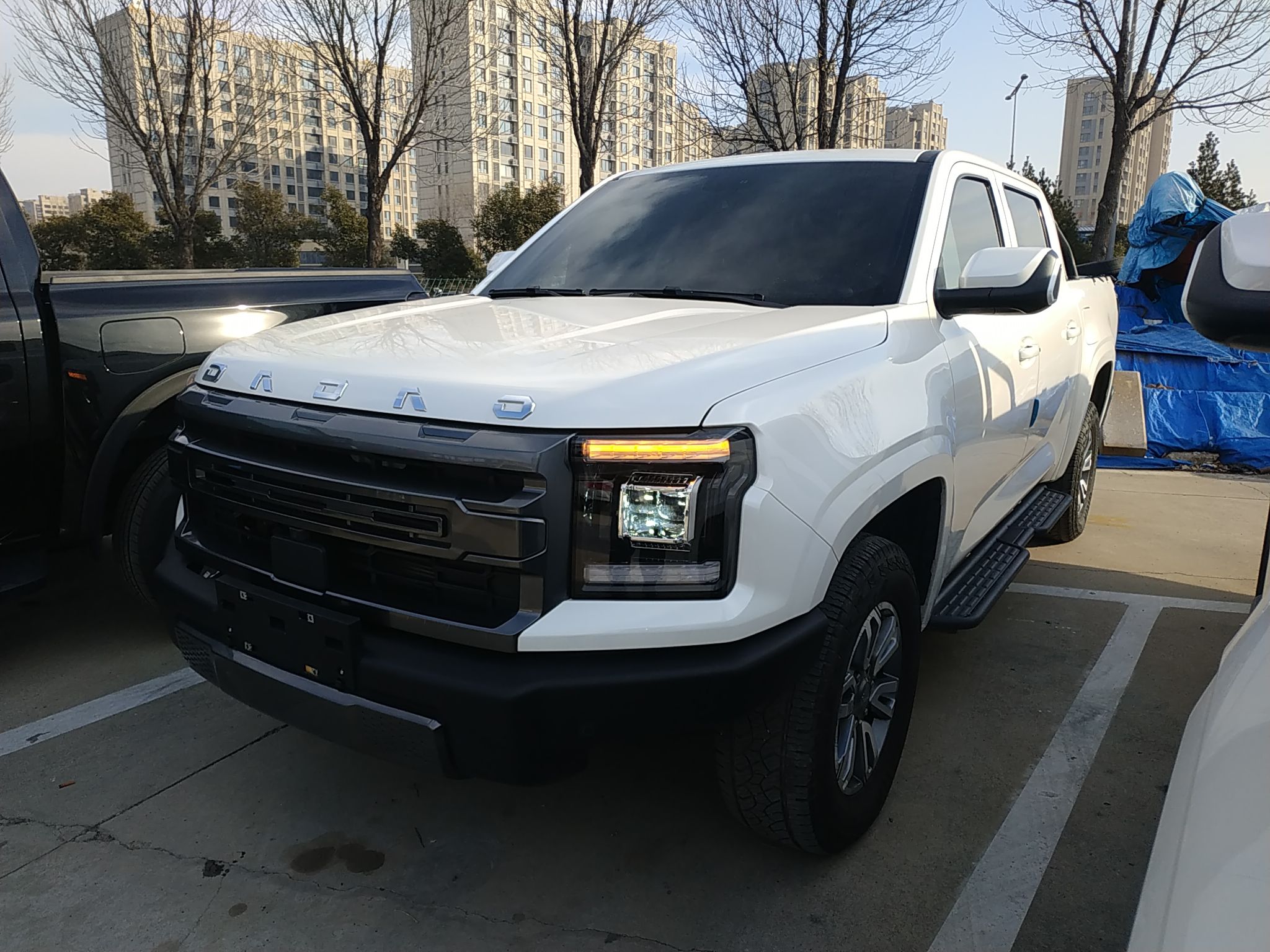 Под передней частью автомобиля