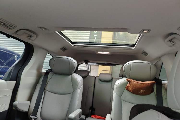 Used Toyota Granvia 2023 2.5L Hybrid Prestige VIP Edition
