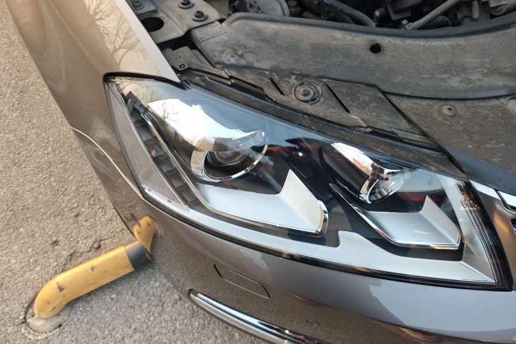 Used Volkswagen Magotan 2015 Revised 1.8TSI Prestige Version Right Front Headlight