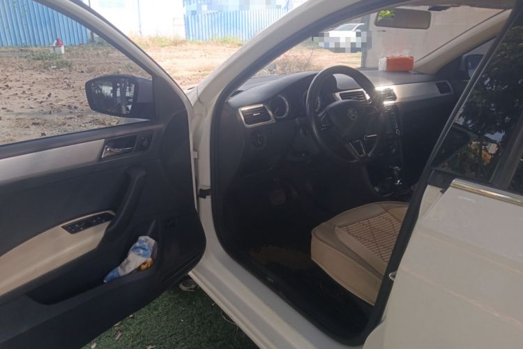 Used Skoda Rapid 2018 1.6L Automatic Comfort Edition Interior 3