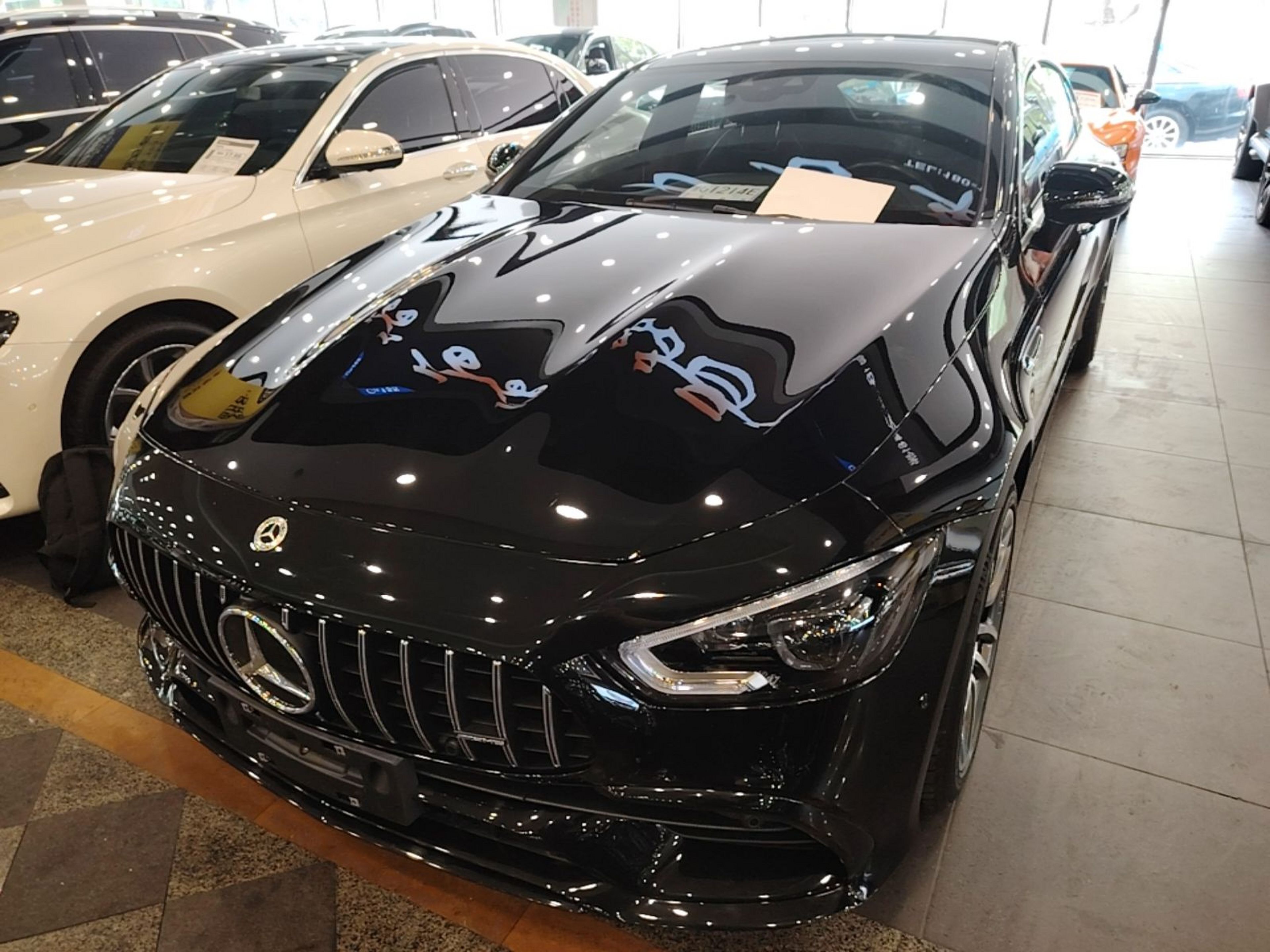 Unter der Vorderseite des Autos