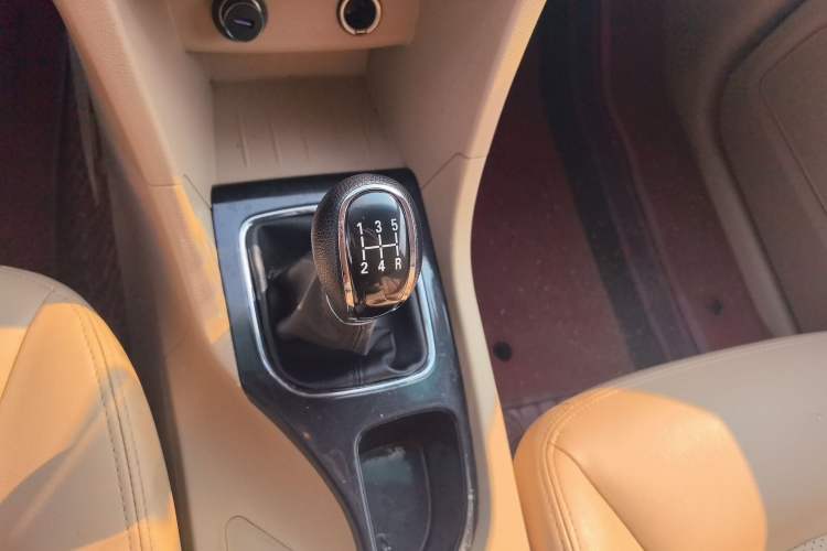 Used Baojun 730 2017 1.5T Manual Fashion Version 7 Seats China V Emission Standard Gear Lever