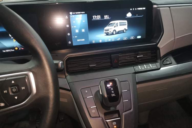 Used Ford Transit T8 2024 T8 2.3T Diesel Automatic Mid-Drive Mid-Roof 6-Seater Fully Equipped 2/2/2 Configuration