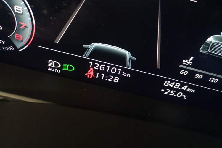 Used Audi A6L 2021 40 TFSI Luxury Dynamic Edition Odometer Close Up