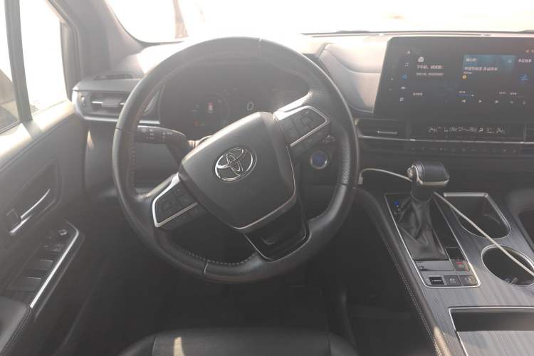 Used Toyota Sienna 2023 2.5L Hybrid Ultimate Edition