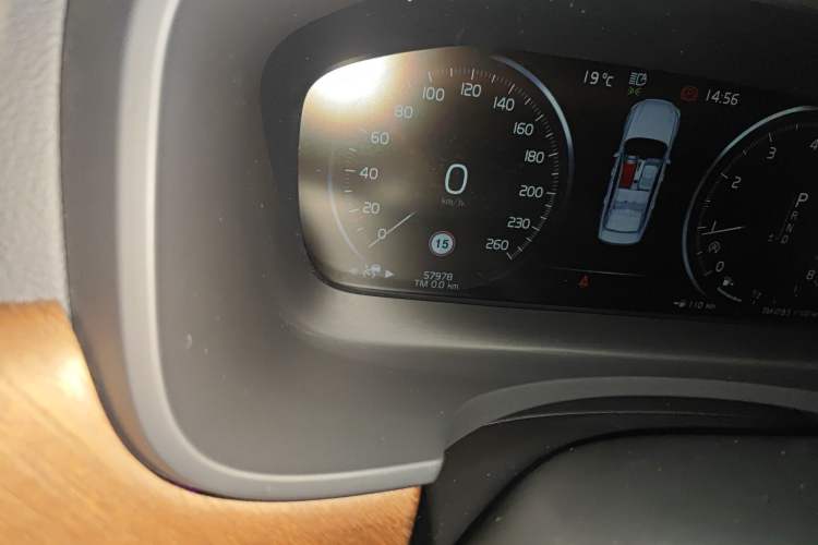 Used Volvo S90 2020 Facelift T5 Smart & Luxurious Edition Odometer Close Up