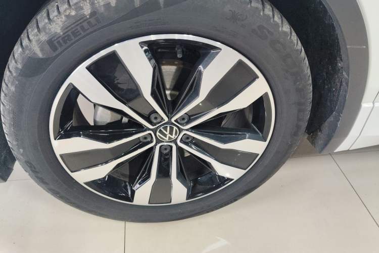 Used Volkswagen Tiguan L 2022 330TSI Automatic Two-Wheel Drive R-Line Enhanced Edition Exterior 4