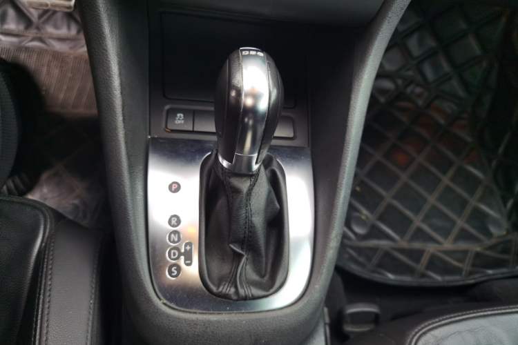 Used Volkswagen Golf 2012 1.4TSI Luxury Convertible Edition Gear Lever