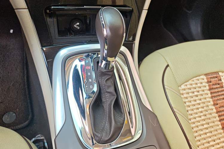 Used Buick Regal 2015 2.0L Elite Fashion Edition Gear Lever