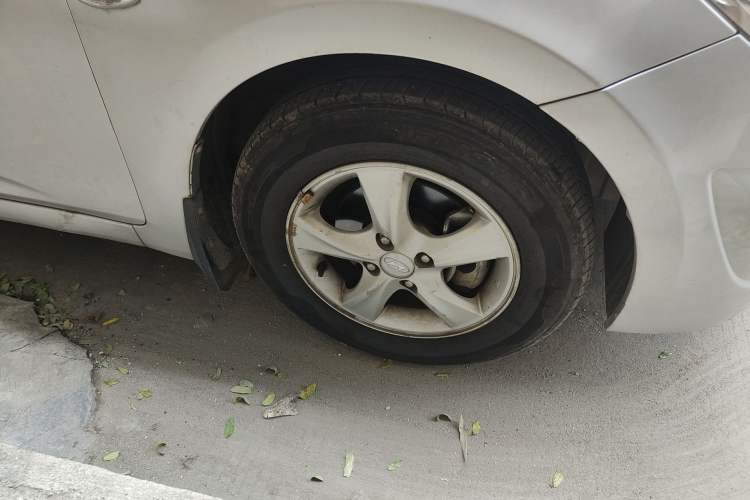 Used Hyundai Verna (older generation) 2010 Sedan 1.4L Automatic Fashionable GT Model Right Front Wheel Hub