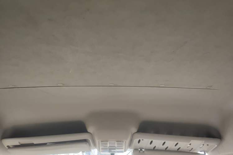 Used SAIC MAXUS Xintu V80 2014 2.5T Aotuntong Short Wheelbase Mid-Roof Model