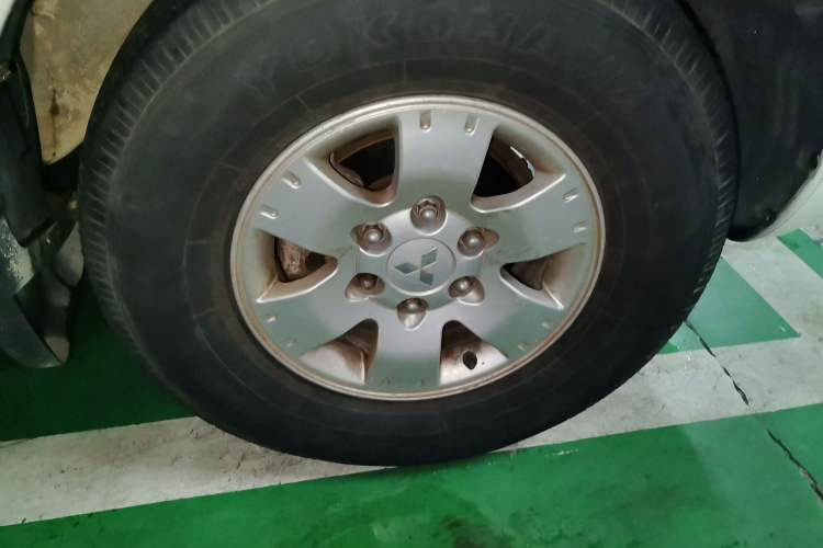 Used Mitsubishi Pajero 2011 V73 3.0L MT GL Right Front Wheel Hub