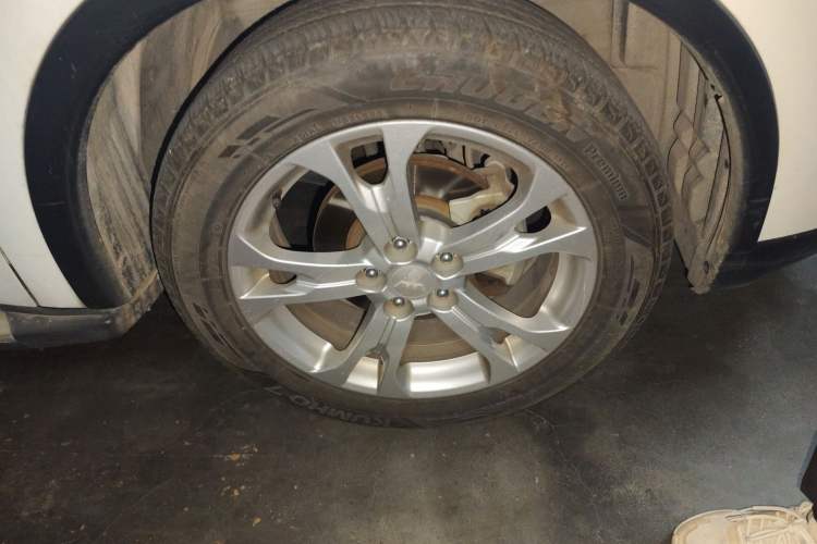 Used Mitsubishi Outlander 2014 2.4L 4x4 Deluxe Value Edition 5 Seats Right Front Wheel Hub