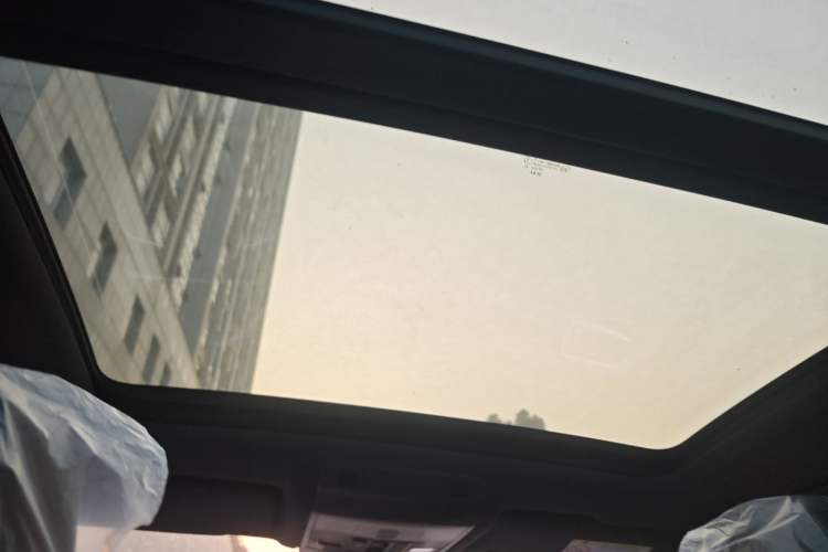 Used Volkswagen T-ROC 2025 Facelifted 300TSI DSG Two-Wheel-Drive Starlight Edition
