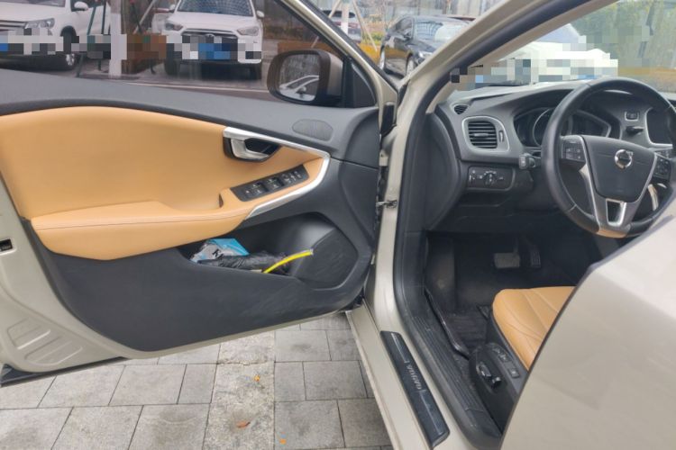 Used Volvo V40 2017 T3 Zhiyi Edition
