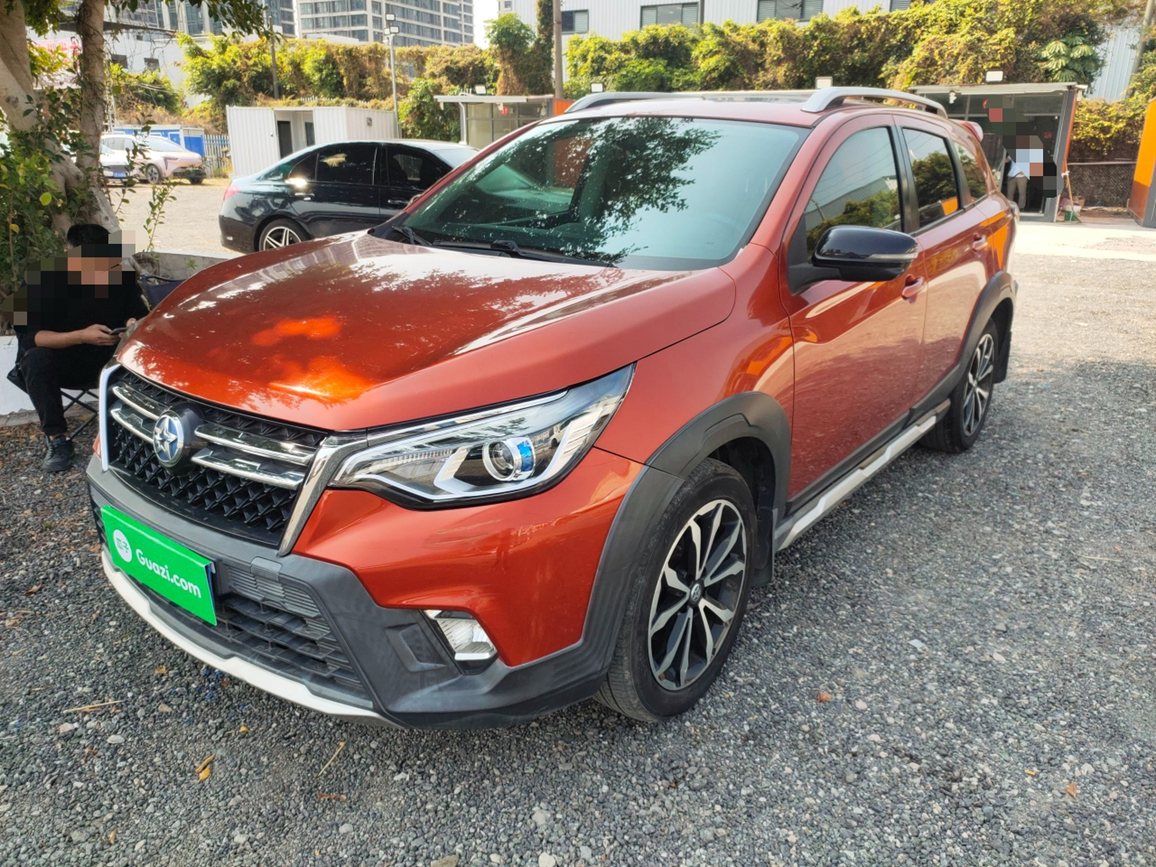 تحت مقدمة السيارة