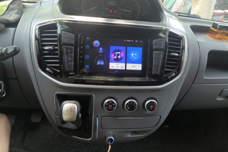 Used SAIC MAXUS Xintu V80 2021 2.0T Manual Classic Aoyuntong Short Wheelbase Mid-Roof 5/6-Seater