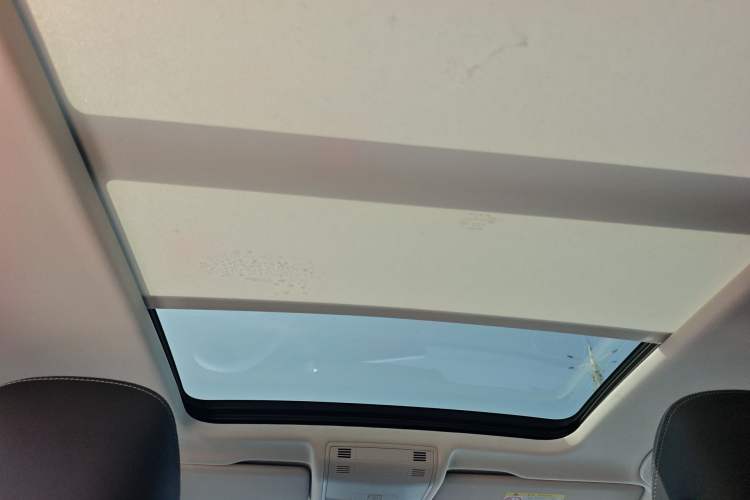 Used Volkswagen Tayron 2024 300TSI Two-Wheel-Drive Luxury Plus Advanced Version Headliner