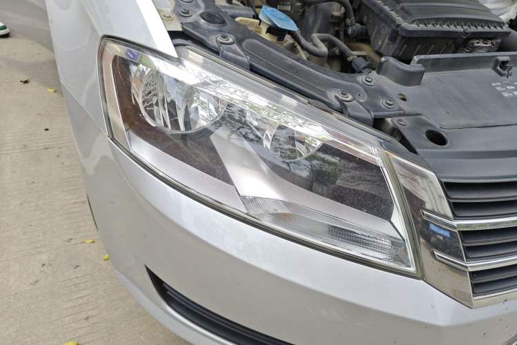 Used Volkswagen Lavida 2015 1.6L Automatic Fashion Edition Right Front Headlight