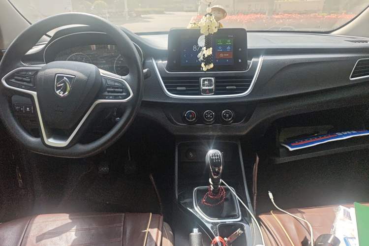 Used Baojun 730 2019 1.5L Manual Fashion Model 7-seater China VI Center Console