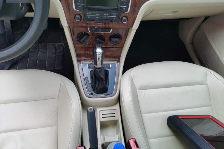 Used Volkswagen Lavida 2013 Restyled Classic 1.6L Automatic Comfort Edition Gear Lever