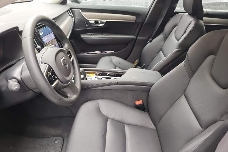 Used Volvo V90 2023 Cross Country B5 AWD Smart Range Edition
