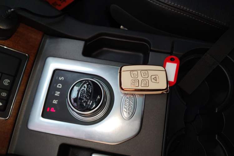 Used Land Rover Discovery 2016 3.0 SC Obsidian Black Heritage Edition SE
