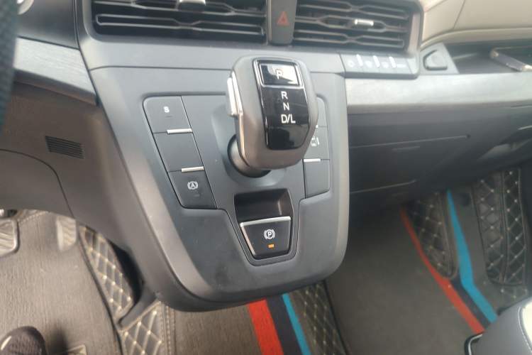 Used Ford Transit T8 2024 T8 2.3T Diesel Automatic Mid-axle Mid-roof 7-seater Business & Travel Edition
