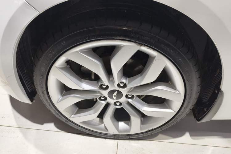 Used Hyundai Veloster 2011 1.6L Automatic Luxury Edition Left Front Wheel Hub